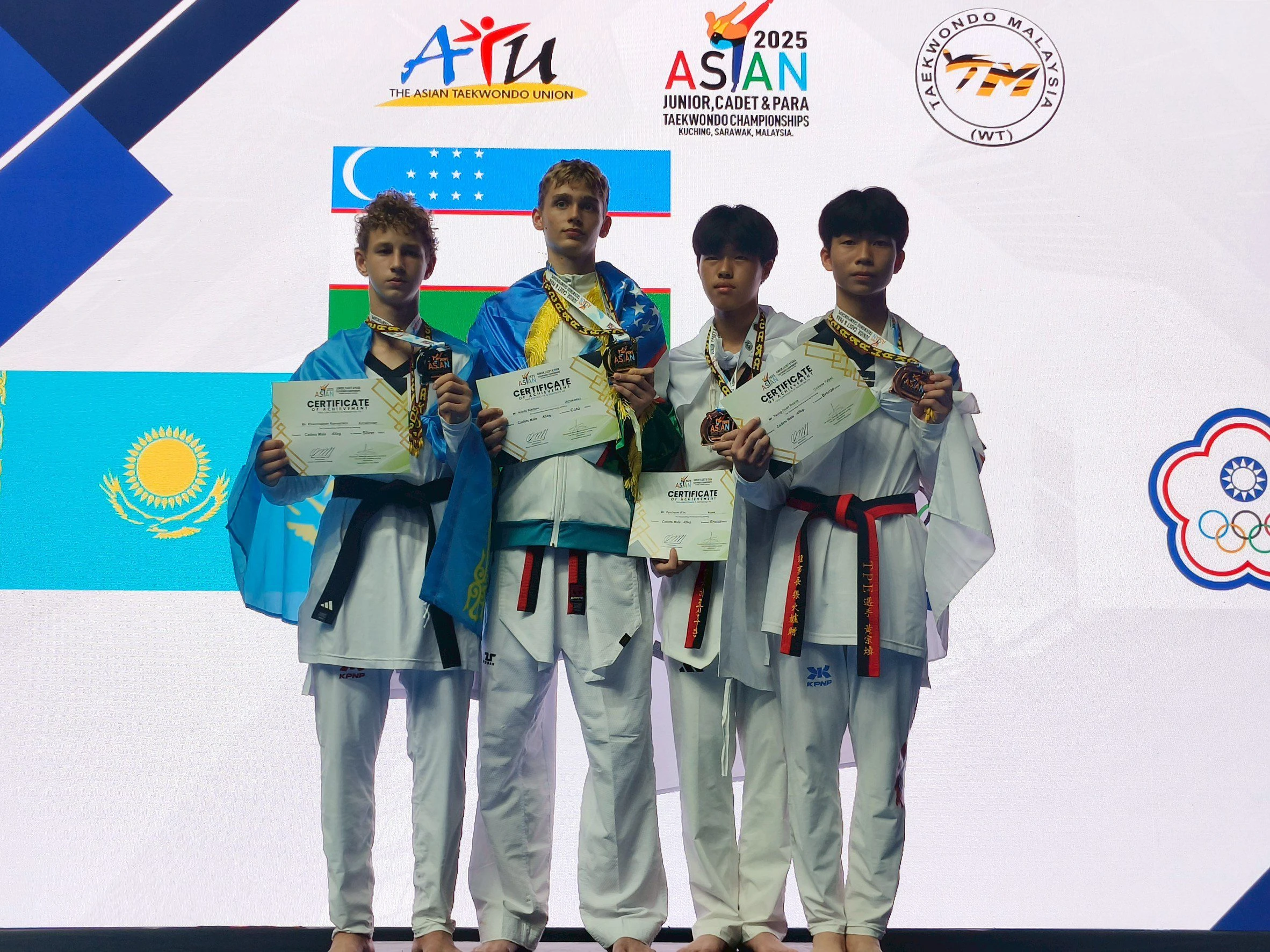 平鎮國中黃宗煥（右一）勇奪男子組銅牌，與來自烏茲別克、哈薩克與南韓的選手並肩站上頒獎台