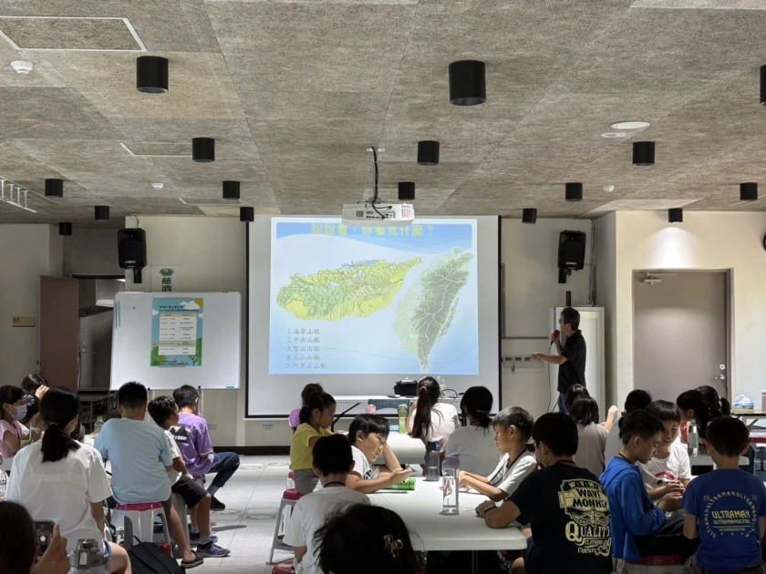 廖緯璿博士講授水土保持課程