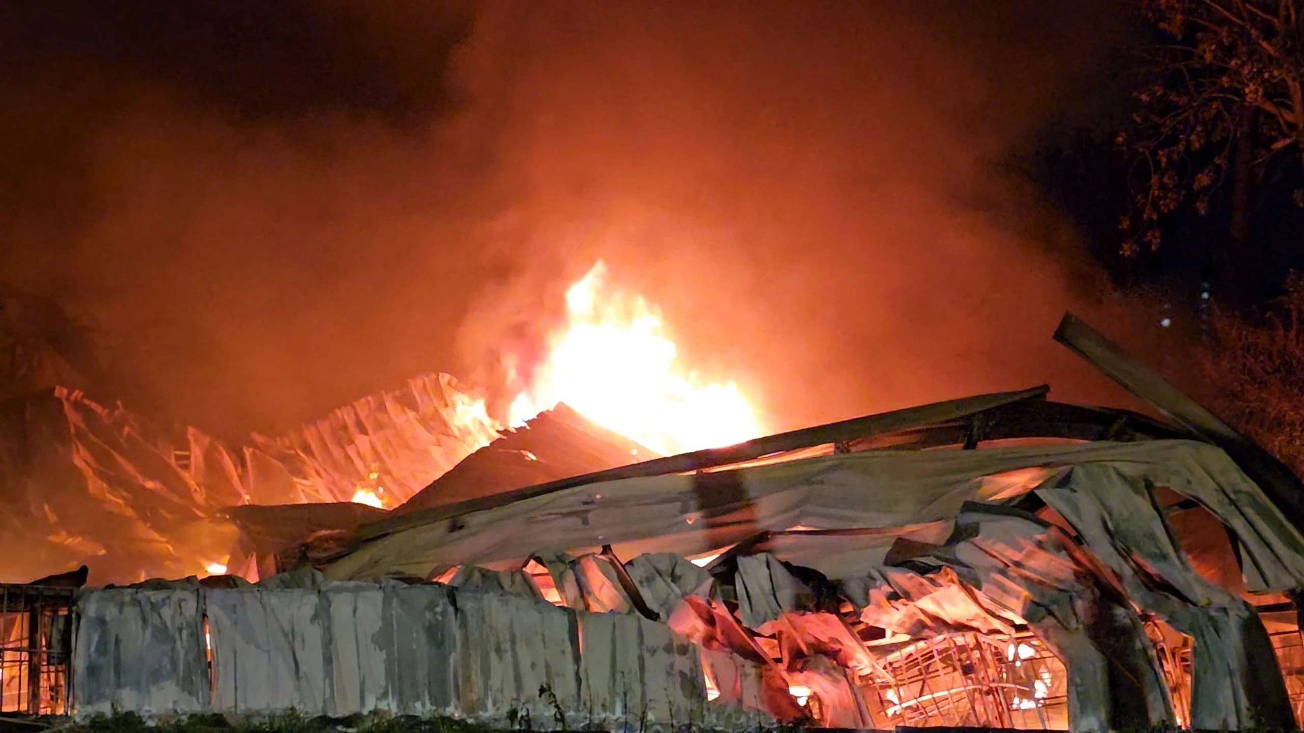 大園物流倉儲爆炸聲響不斷 千奇百怪電商貨全毀