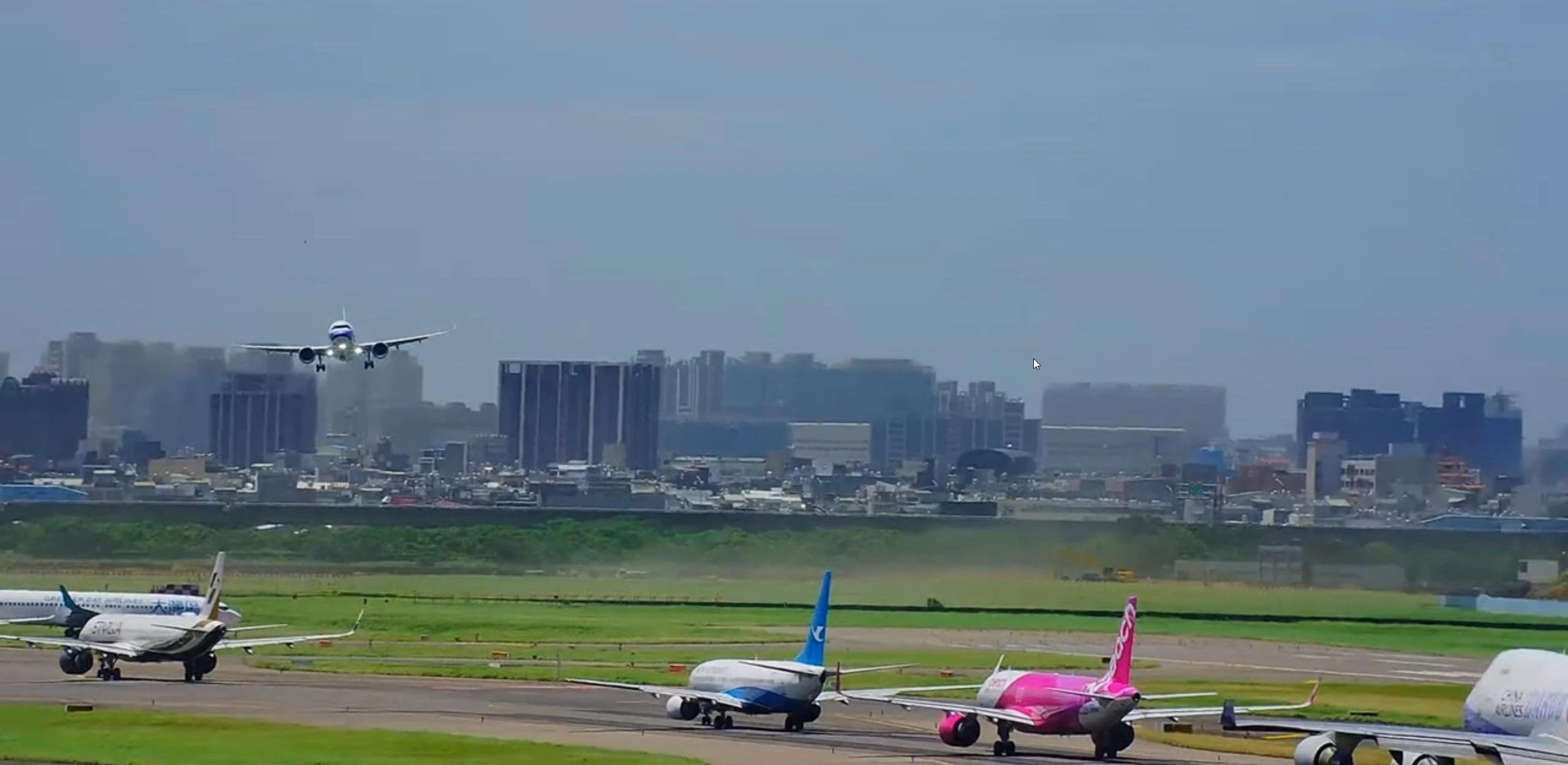 楊柳颱風造成多起飛機降落時驚險畫面