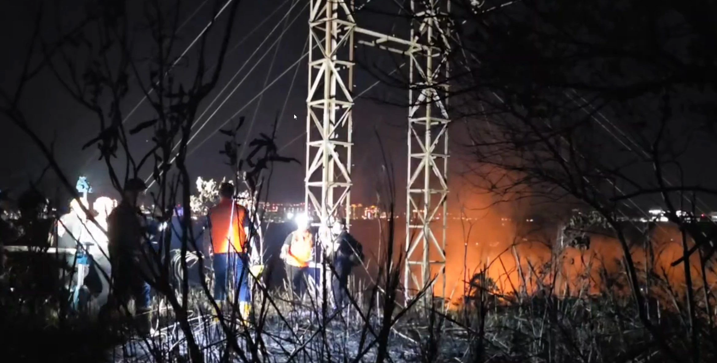 玩命嗎？又有男子爬電塔觸電死亡並引發火警