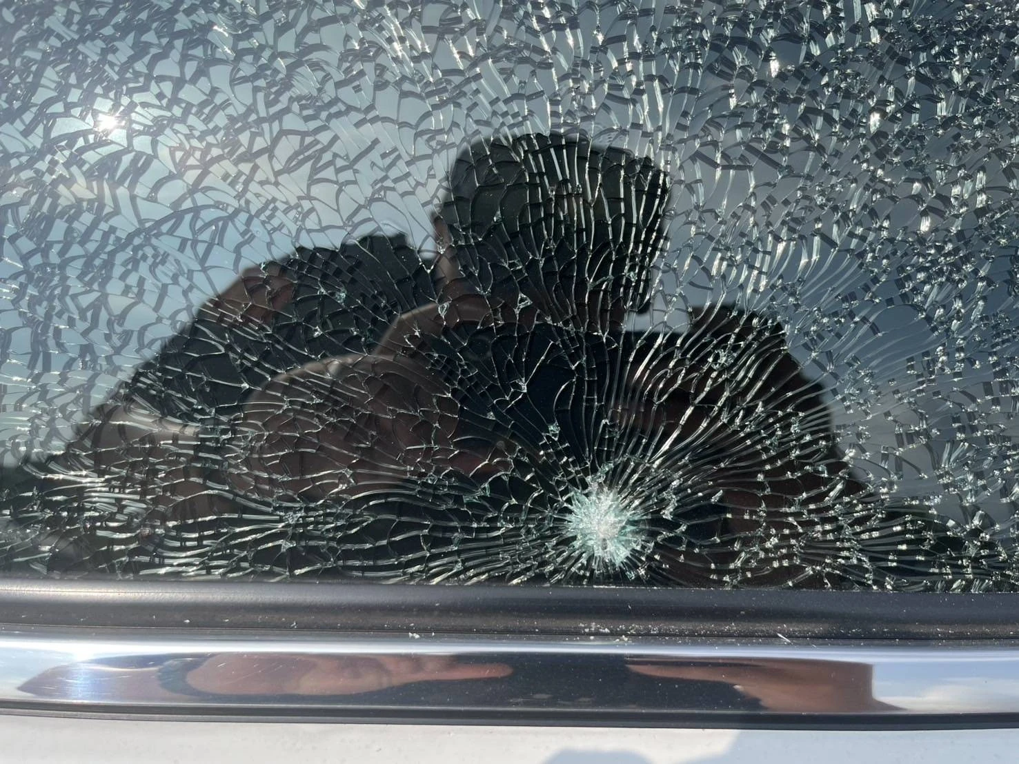 車窗破裂疑遭攻擊，警調監控揪真兇。（圖／桃園分局）