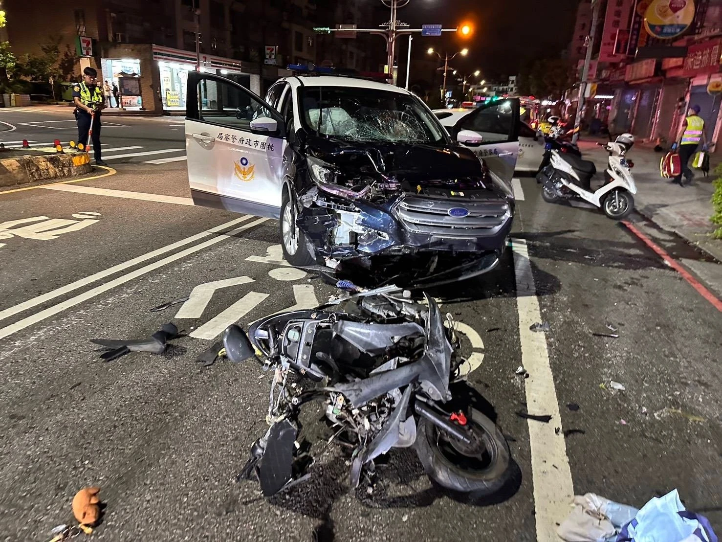 拒檢逃逸撞警車