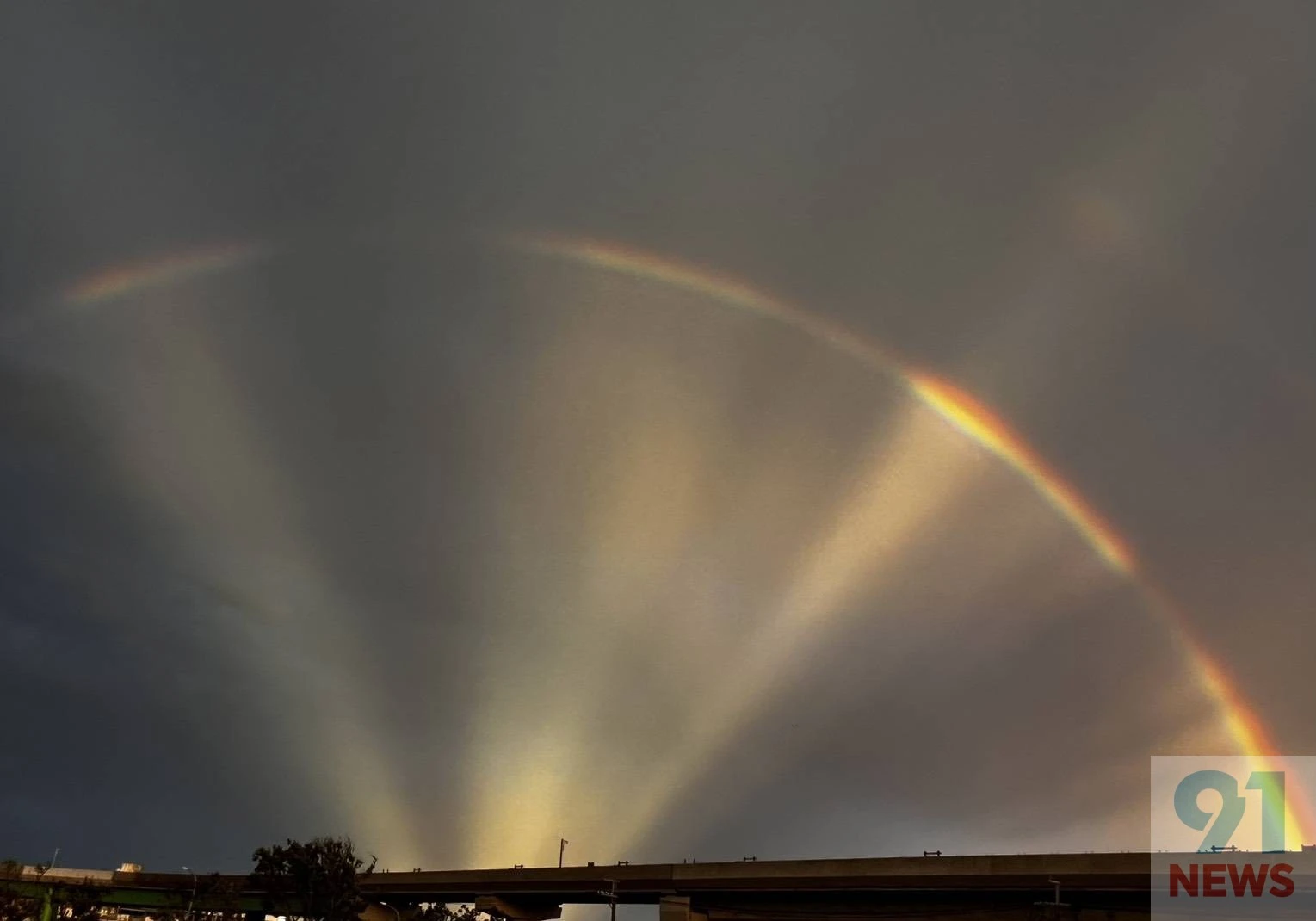 桃機旁現「雙彩虹」成颱風天奇景（圖／桃園市民陳文進提供）