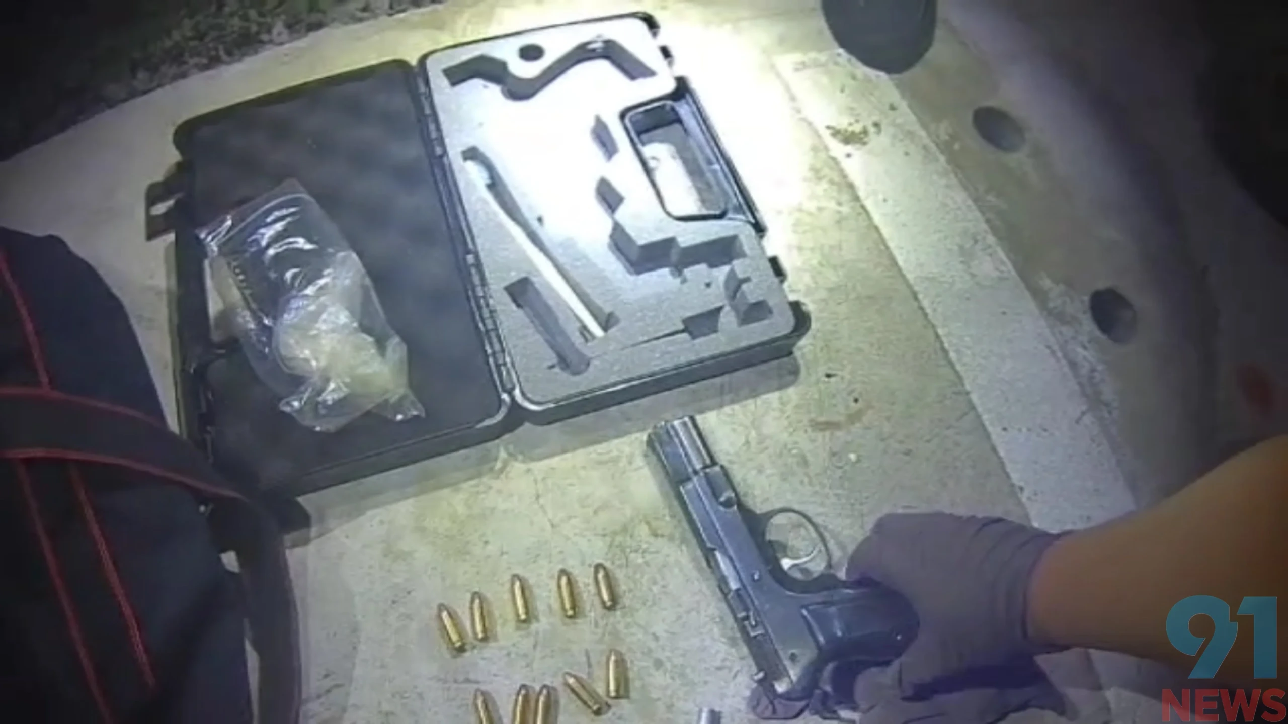 毒蟲撞車搜出毒品和手槍子彈