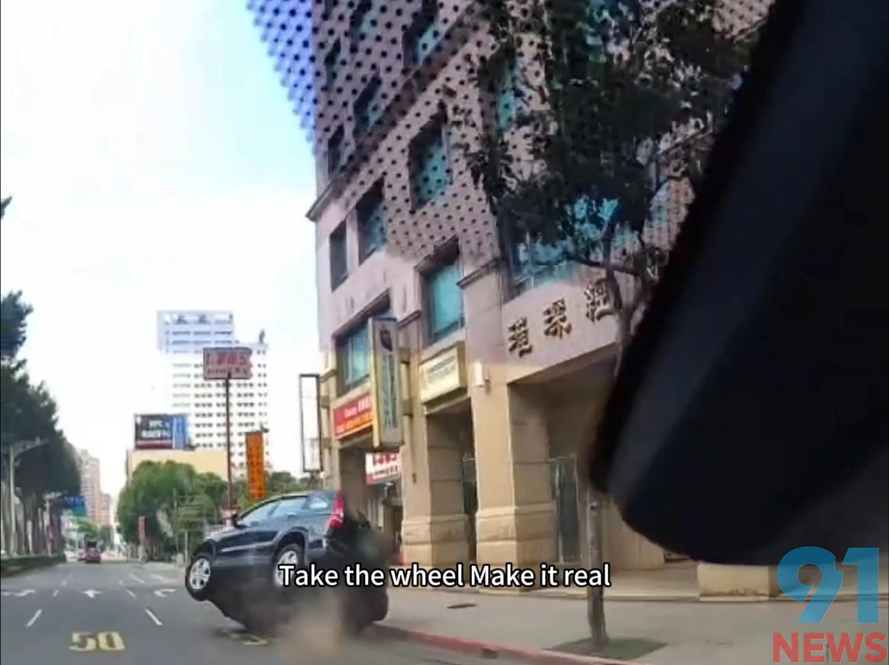 經國路通緝犯警匪追逐翻車