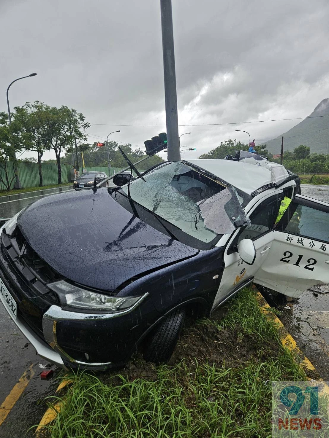 花蓮警車打滑失控自撞1死2傷