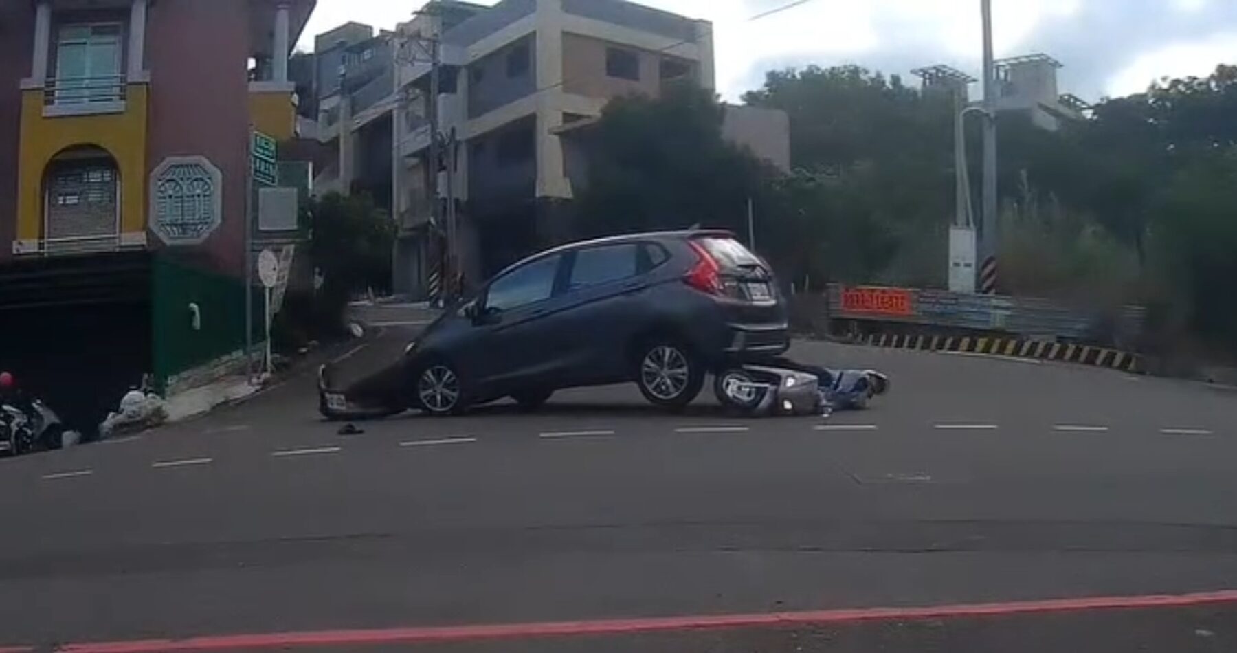 是三寶還是謀殺？倒車撞倒騎士不停反而二次倒車