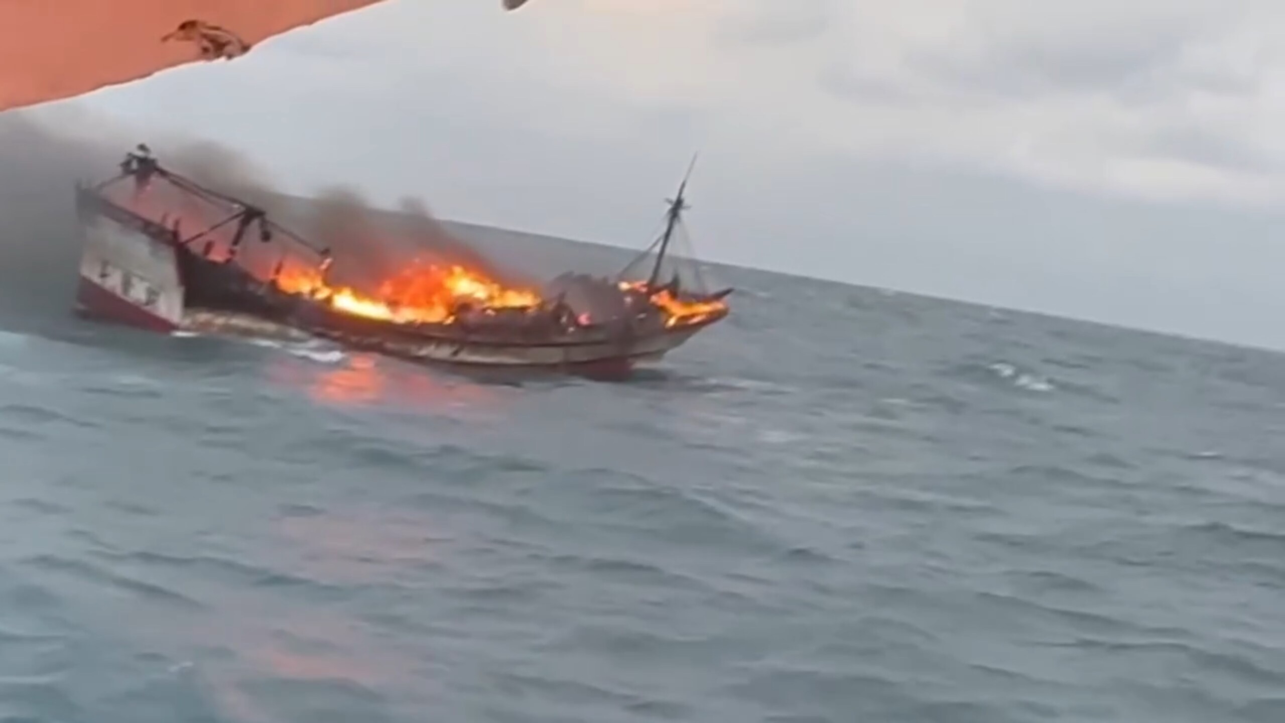 好心有好報!男見火燒船急救援 沒想到竟是父親