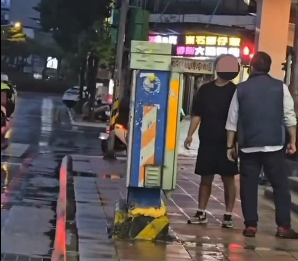 誇張！疑幫同學出氣　客運司機學生街頭互毆