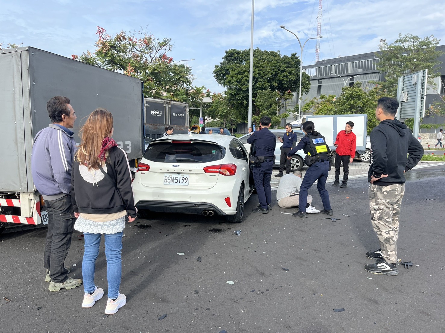 快訊／楊梅休息站重大事故！輔駕自撞波及5車共3人傷