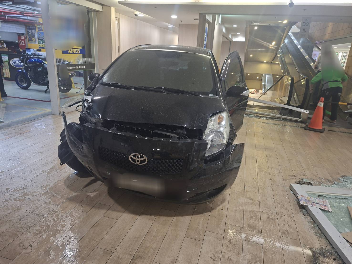 小姐，這裡不是得來速哦！