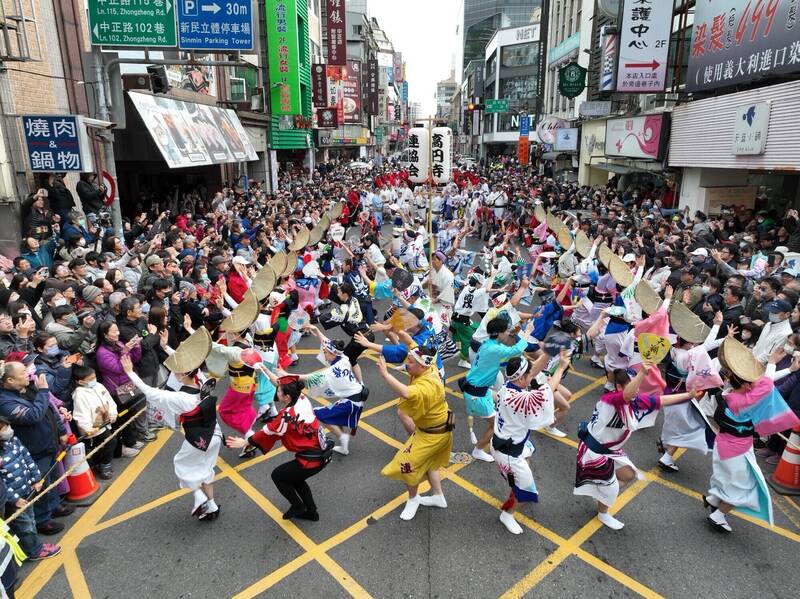 東京高圓寺阿波舞首登桃園舊城舞台，人潮擠爆景福宮周邊道路。（景福宮提供）