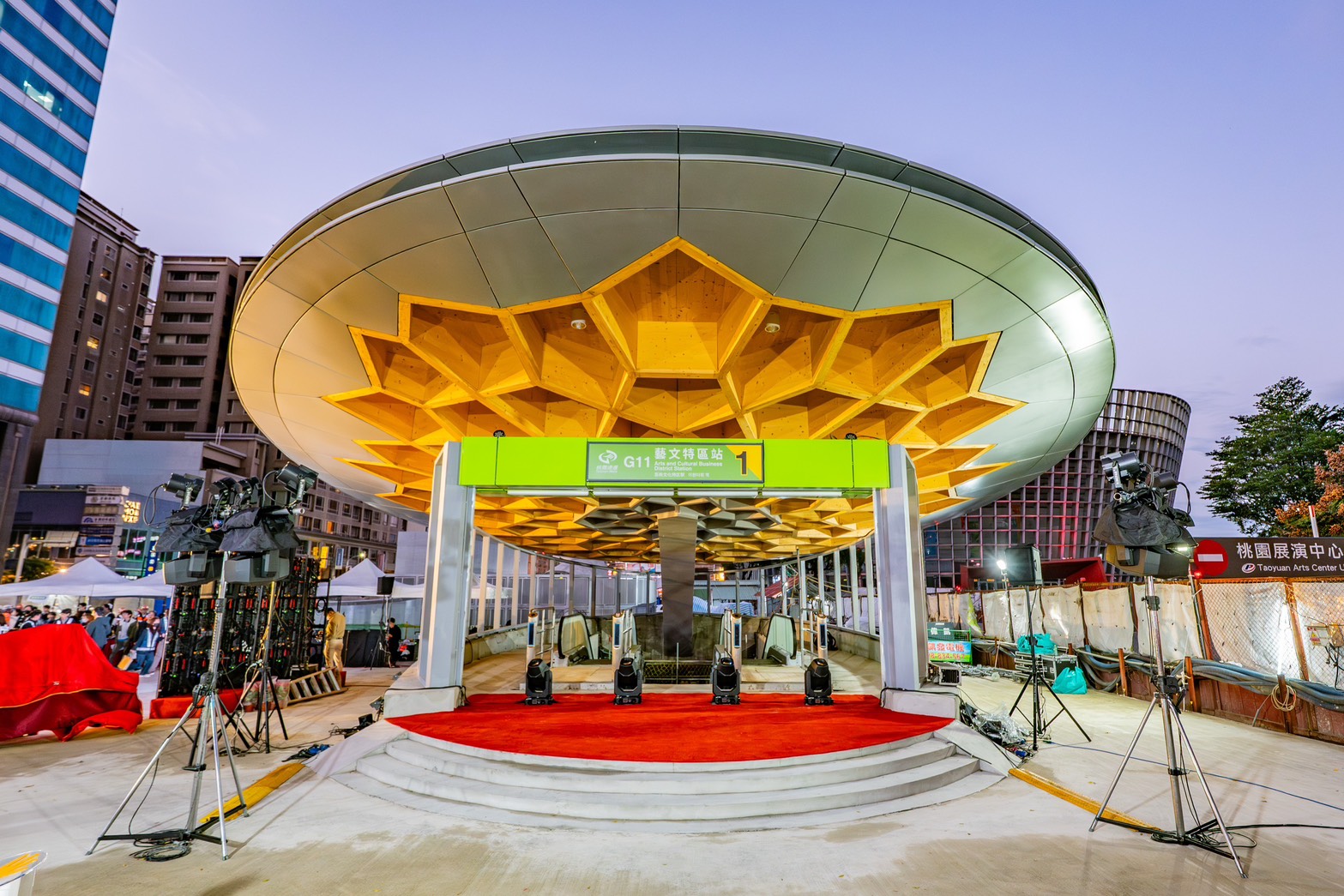 桃園捷運綠線G11藝文特區站正式點燈
