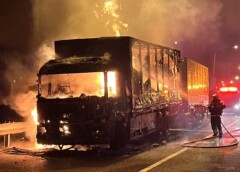 國一北上43K林口段　滿載食品聯結車燒1個半小時全毀