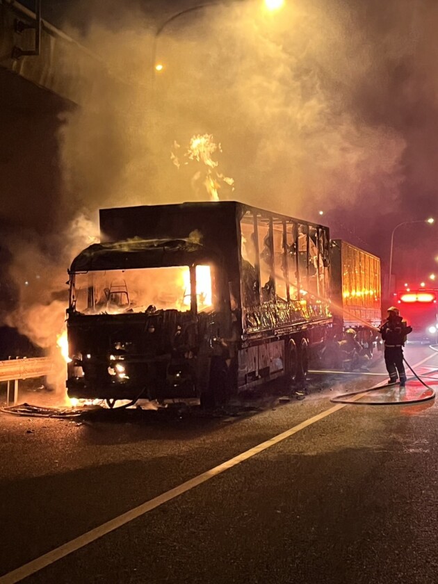 國一北上43K林口段　滿載食品聯結車燒1個半小時全毀
