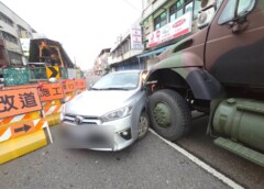 變換車道未注意　軍車撞民車被推180º變逆向　駕駛險卡輪下