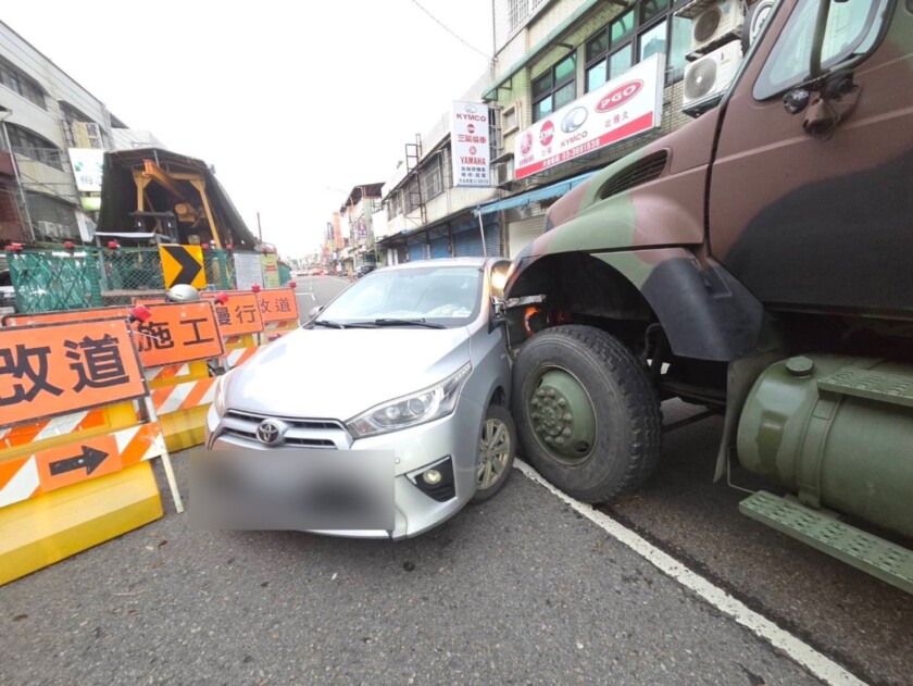 變換車道未注意　軍車撞民車被推180º變逆向　駕駛險卡輪下