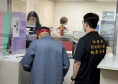 父愛如山！七旬老父急奔桃園分署幫愛子繳納罰金。（圖／執行署桃園分署）