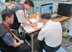 桃園分署人員前於桃園機場與鄭男作筆錄畫面。（圖／執行署桃園分署）
