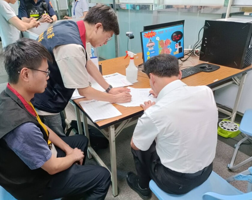 桃園分署人員前於桃園機場與鄭男作筆錄畫面。（圖／執行署桃園分署）