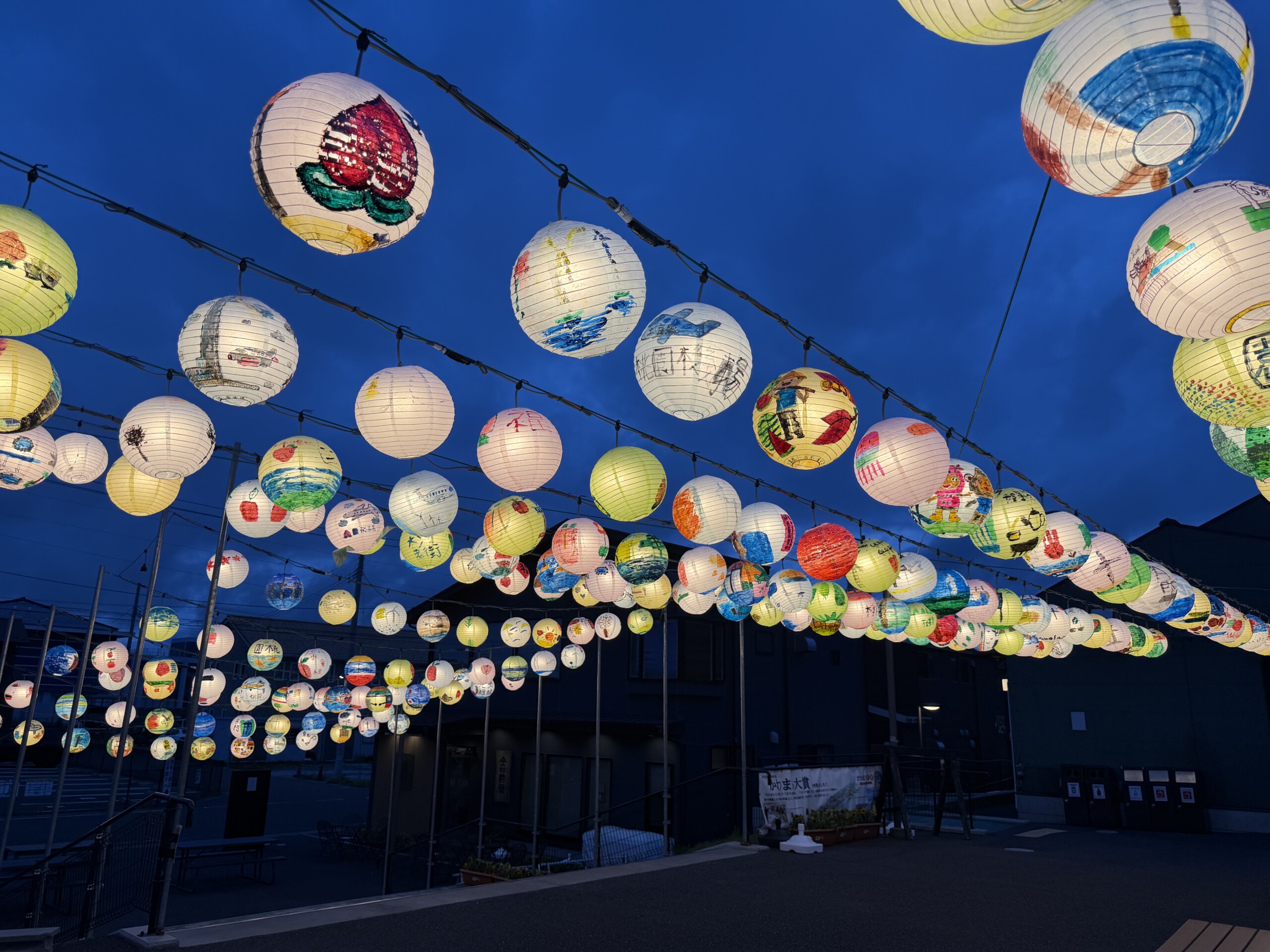 桃園童心點亮日本東北　小學生彩繪燈籠飄揚名取市河岸（圖／桃園市觀旅局）