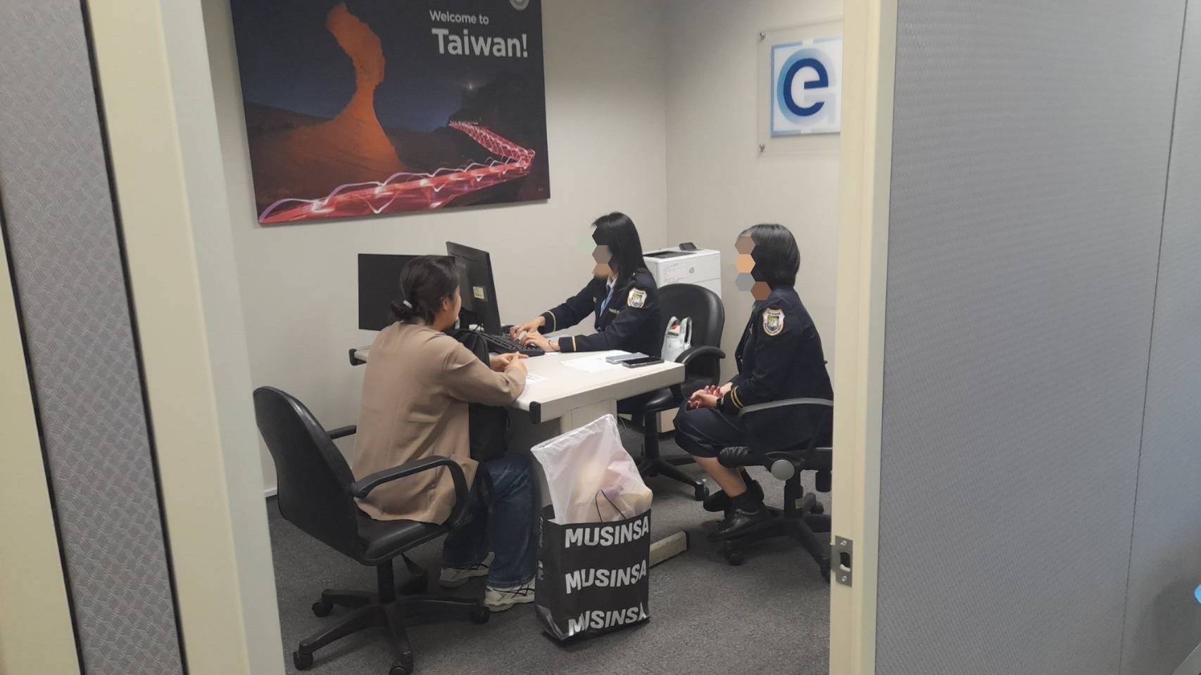 航班連番延誤險錯過面談 移民署深夜留守助旅客圓滿完成（圖／移民署國境事務大隊）