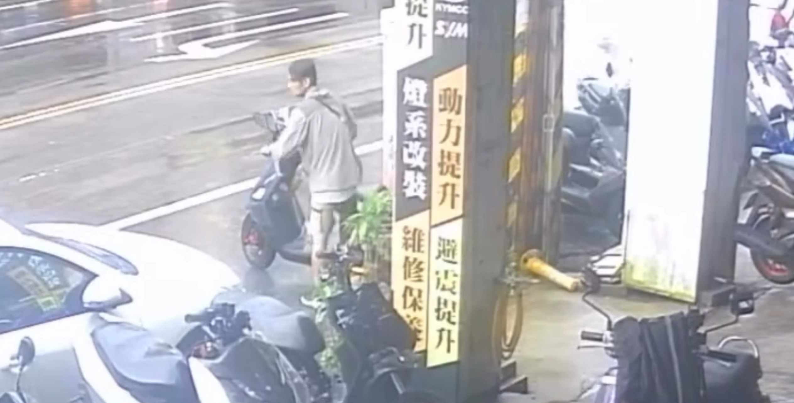 無縫接軌！外送員未熄火　小偷一下計程車後將機車連同手機騎走（圖／@zhizhong5278）