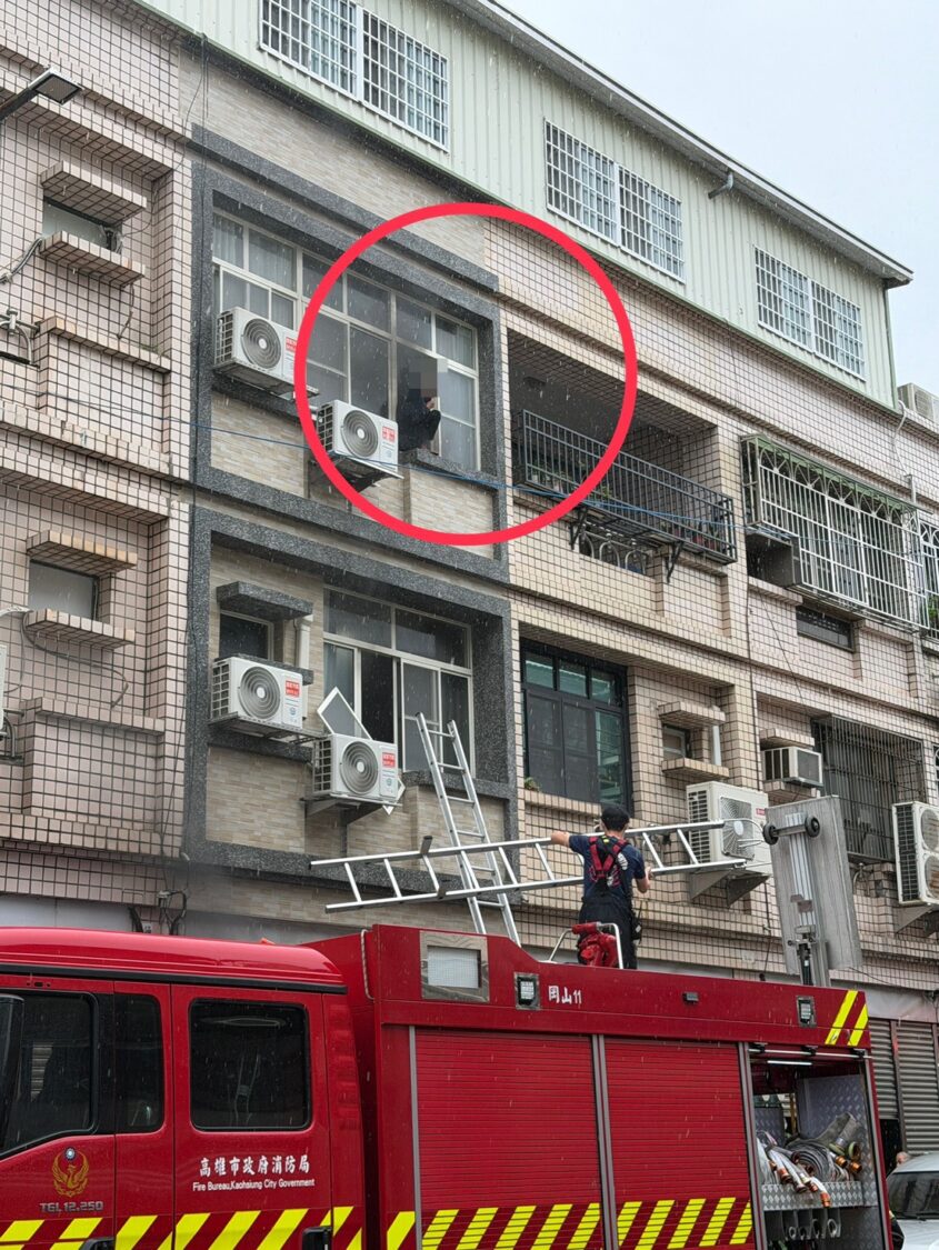 逃離火場想開溜　岡山警一查竟是通緝犯落網（圖／記者爆料網）