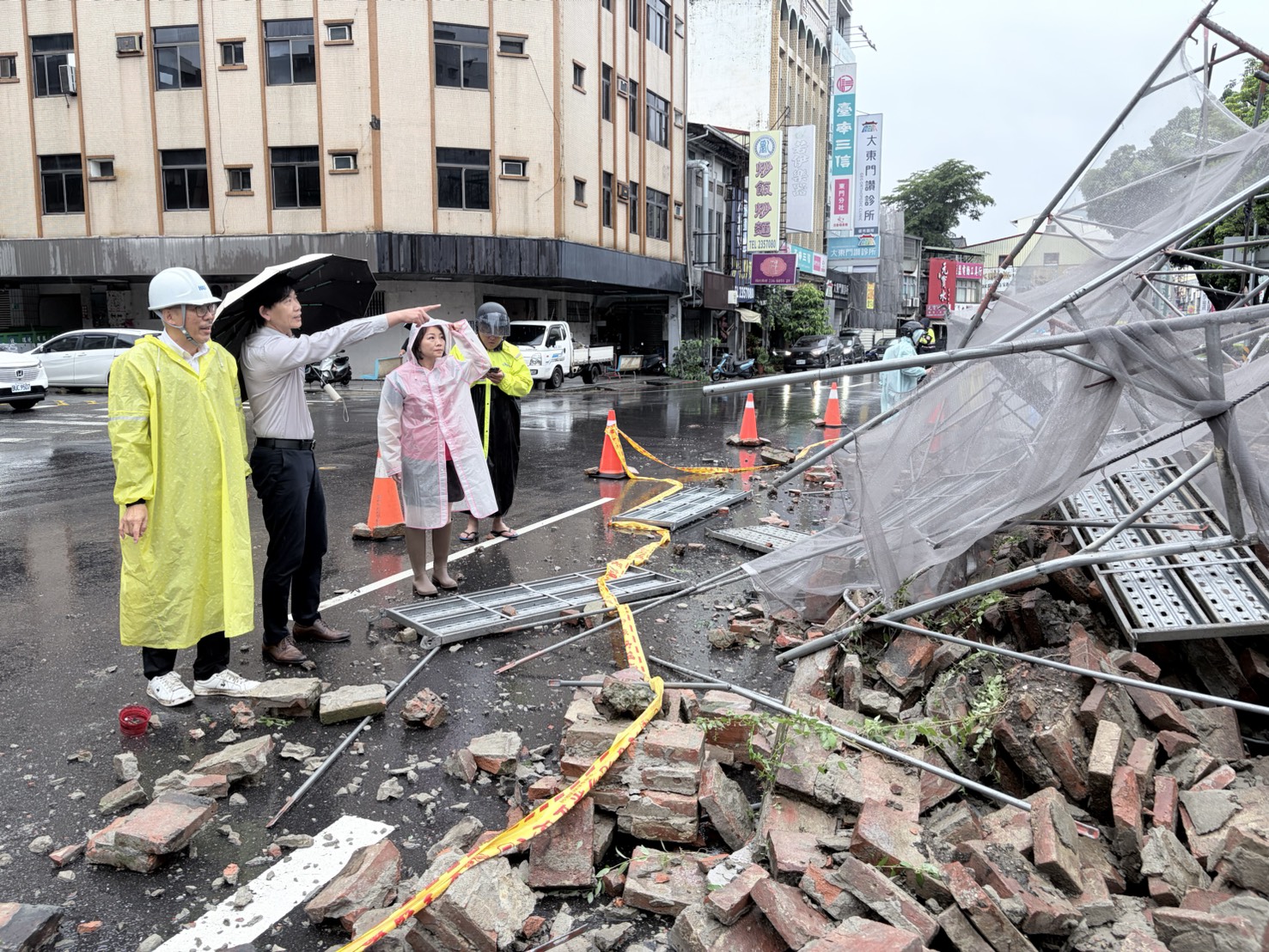台南府城大東門城牆局部塌落，土石散落路面封閉搶修（圖／記者爆料網）