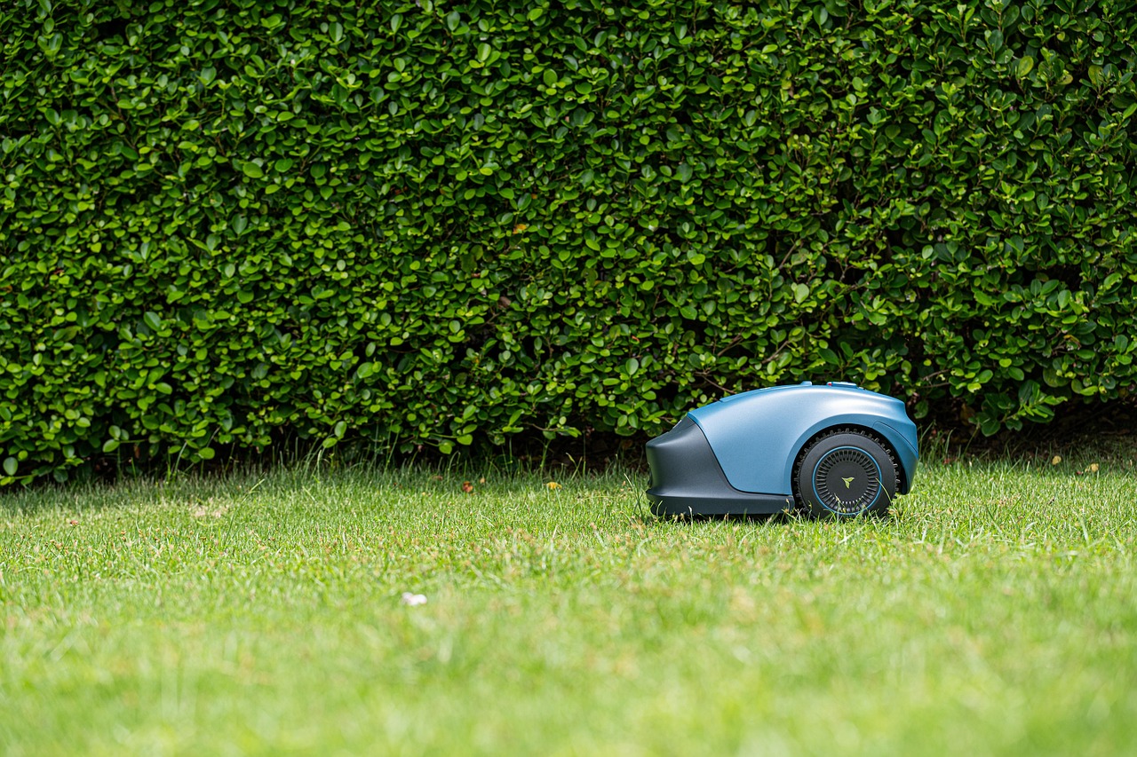 割草機器人進化 伸縮修邊臂讓草坪邊角不再漏掉（圖／Pixabay）